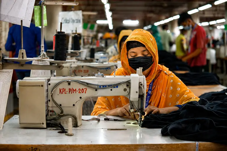 Sewing and finishing on the knitwear production line